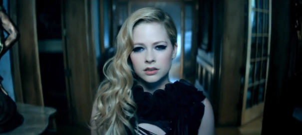 Avril Lavinge představuje nový videoklip „Let Me Go“ (ft. Chad Kroeger) 1