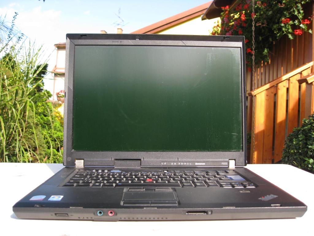 notebook-na-stole