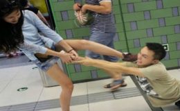 Neuvěříte, proč si nevšímal krásnou přítelkyni; šílenec! 8