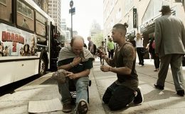Nestandardní dobrončinnost - kadeřník zdarma stříhá bezdomovce 31