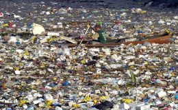 Boj o přežití: otec a syn se denně plují mořem odpadků 2