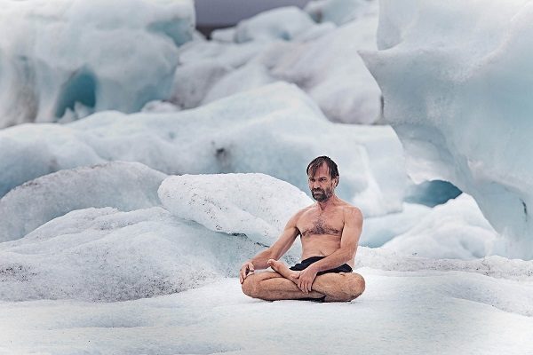 Wim Hof pokořil Everest pouze v šortkách, stal se rekordmanem 1