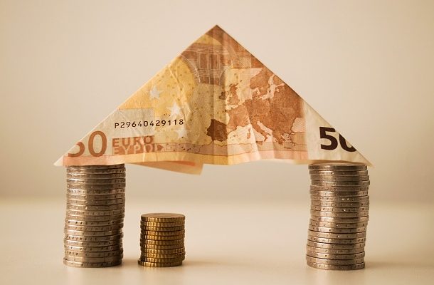 Počet schválených hypoték v Británii klesl v prosinci na téměř 3-leté minimum 1