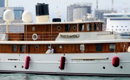 Pronajměte si jachtu Johnnyho Deppa 38