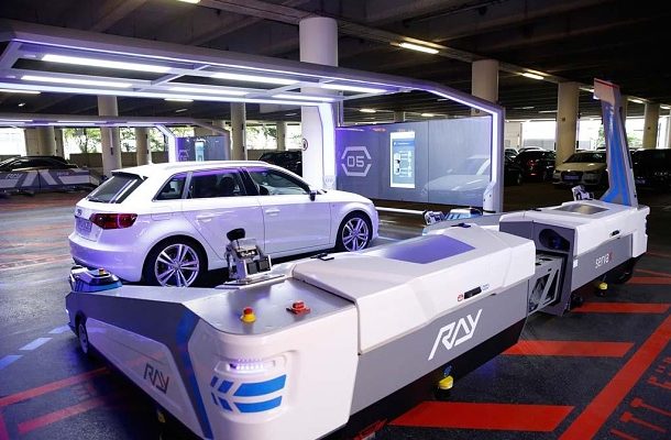 Robot na letišti v Düsseldorfu zaparkuje vaše auto za vás 1