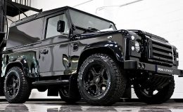 Nadupaný 500-koňový Land Rover Defender s motorem od Corvete 38