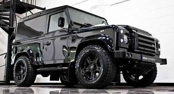 Nadupaný 500-koňový Land Rover Defender s motorem od Corvete 1