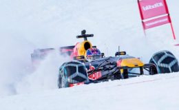 Dokonalé kousky nejmladšího pilota F1 v zasněženém Rakouském Kitzbühelu 2