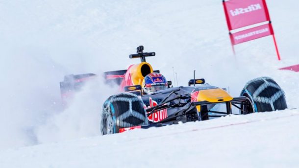Dokonalé kousky nejmladšího pilota F1 v zasněženém Rakouském Kitzbühelu 1