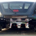 Dopravním kolonám je konec! Rozkročný autobus TEB, pod kterým dokáží projíždět auta, se stal realitou 7