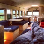 Co tak na dovolenou se školním autobusem předělaným na karavan?! 10