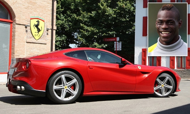 Mario Balotelli a jeho nové Ferrari F12 Berlinetta za 300-tisíc € 1