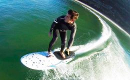 Myslíte si, že na surfování potřebujete velké vlny? Tento surf vás vyvede z omylu 40