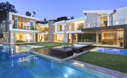 ARCHITEKTONICKÝ SKVOST V HODNOTĚ 23 MILIONŮ DOLARŮ S VÝBAVOU, KTERÁ VYRÁŽÍ DECH 9