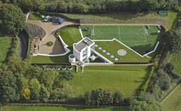 24-LETÝ BALOTELLI SI KOUPIL VILU V HODNOTĚ 5,9 MILIÓNŮ €. MÁ VLASTNÍ HŘIŠTĚ A HELIPAD 3
