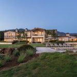 LADY GAGA A JEJÍ NOVÉ SÍDLO NA  MALIBU ZA 24 MILIÓNŮ DOLARŮ. MÁ 12 KOUPELEN A BOWLINGOVOU DRÁHU 9
