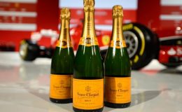 FRANCOUZSKÝ VÝROBCE ŠAMPAŇSKÉHO VEUVE CLICQUOT SE SPOJIL S FERRARI, ABY VYTVOŘILI UMĚLECKÉ DÍLO 3