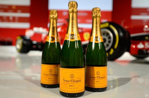FRANCOUZSKÝ VÝROBCE ŠAMPAŇSKÉHO VEUVE CLICQUOT SE SPOJIL S FERRARI, ABY VYTVOŘILI UMĚLECKÉ DÍLO 1