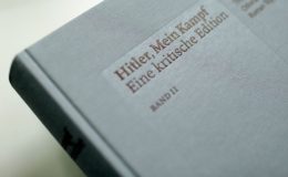 PRVNÍ DOTISK HITLEROVI KNIHY MEIN KAMPF JE VYPRODÁN DO POSLEDNÍHO VÝTISKU 40