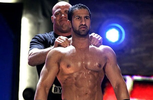 OPILEC OHROŽOVAL CESTUJÍCÍCH VE VLAKU, ZNEŠKODNIL HO PROFESIONÁLNÍ WRESTLER 1