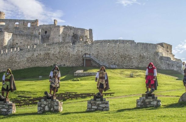 PARTA PARKOURISTŮ Z TRENČÍNA PŘEDVEDLA ZAJÍMAVÉ AKROBATICKÉ KOUSKY PŘÍMO NA SPIŠSKÉM HRADĚ 1