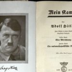 KNIHA MEIN KAMPF, KTEROU VLASTNIL SAMOTNÝ ADOLF HITLER BYLA VYDRAŽENÁ 16