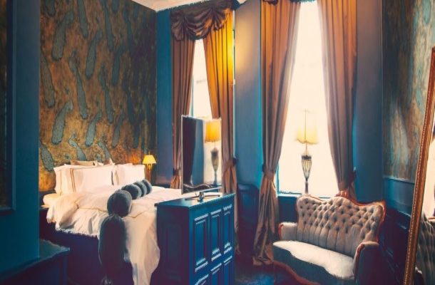 50 DRUHŮ ŠAMPAŇSKÉHO A DIOR V ŠATNÍKU? SEZNAMTE SE S NEJSOFISTIKOVANĚJŠÍM HOTELOVÝM APARTMÁNEM 1