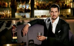 SKOTY ŽENE VPŘED JEJICH LEGENDÁRNÍ NÁPOJ. TYTO KOMERČNÍ ZNAČKY WHISKY JSOU NEJOBLÍBENĚJŠÍ 1