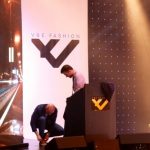 LEOŠ MAREŠ SE BĚHEM CHARITATIVNÍHO SHOW SVLÉKL A VYDRAŽIL SVŮJ OBLEK PRO ONKOLOGICKÉ CENTRUM 8