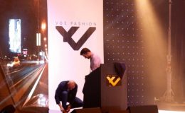 LEOŠ MAREŠ SE BĚHEM CHARITATIVNÍHO SHOW SVLÉKL A VYDRAŽIL SVŮJ OBLEK PRO ONKOLOGICKÉ CENTRUM 5