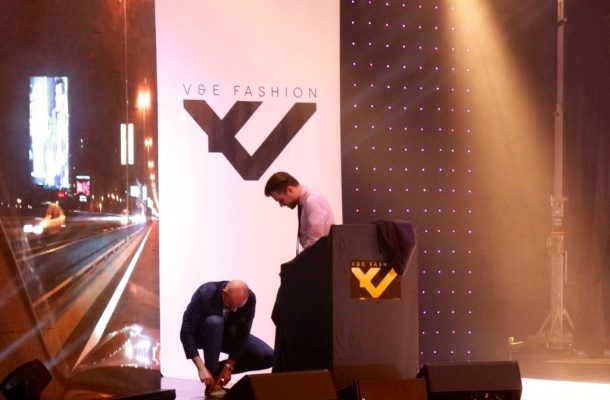 LEOŠ MAREŠ SE BĚHEM CHARITATIVNÍHO SHOW SVLÉKL A VYDRAŽIL SVŮJ OBLEK PRO ONKOLOGICKÉ CENTRUM 1