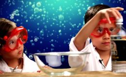 MÁ POUHÝCH  OSM LET, HRAJE SI S HRAČKAMI A VYDĚLÁVÁ PŘES MILION DOLARŮ ROČNĚ 36