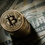INVESTOŘI VYDĚLÁVAJÍ MILIONY NÁKUPEM STÁTNÍCH BITCOINŮ V AUKCÍCH 8