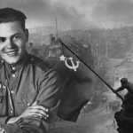 TÉMĚŘ NEDOCENĚNÝ HRDINA, KTERÝ VYVĚSIL RUDOU VLAJKU  NAD BERLÍNEM 11