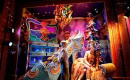 PODÍVEJTE SE NA NEJKRÁSNĚJŠÍ VÁNOČNÍ VÝKLADY NEW YORKU POSLEDNÍCH LET 7