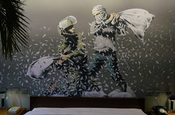 PROVOKATIVNÍ UMĚLEC BANKSY OTEVŘEL VE WEST BANKU HOTEL S NEJHORŠÍM VÝHLEDEM NA SVĚTĚ 1