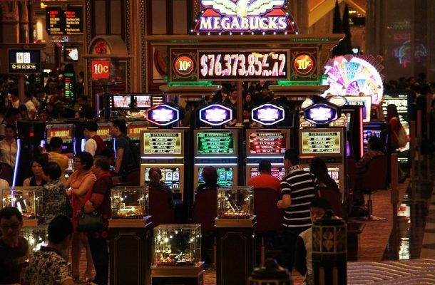 VÍTE KOLIK PENĚZ VYDĚLÁVAJÍ  KASÍNA V LAS VEGAS ZA JEDEN MĚSÍC? 1