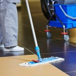 NEJLÉPE VYDĚLÁVAJÍCÍ UKLIZEČ VYDĚLÁ VÍCE PENĚZ, JAKO  VYSTUDOVANÝ VYSOKOŠKOLÁK 8