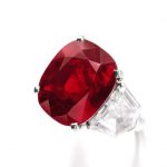 NEJDRAŽŠÍ DIAMANTY NA SVĚTĚ, KTERÉ V DRAŽBÁCH PŘEKONALI MILIONOVÉ REKORDY)) 10