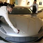 VEŘEJNÁ ONLINE DRAŽBA PŘEDMĚTŮ Z FILMU SPECTRE. POD KLADÍVKO PŮJDE  ASTON MARTIN DB10 9