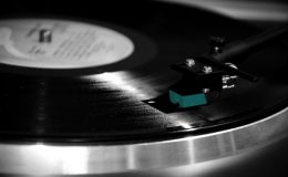 VINYLOVÉ DESKY JSOU OPĚT IN 39