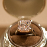 PRSTEN OSÁZENÝ NEJVĚTŠÍM RŮŽOVÝM DIAMANTEM BY NEODMÍTLA ŽÁDNÁ ŽENA 19
