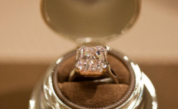 PRSTEN OSÁZENÝ NEJVĚTŠÍM RŮŽOVÝM DIAMANTEM BY NEODMÍTLA ŽÁDNÁ ŽENA 3