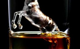 SPOLEČNOST SUNTORY WHISKY VYRÁBÍ ZA PODPORY CNC STROJE NÁDHERNÉ MALÉ SOCHY Z LEDU. 41