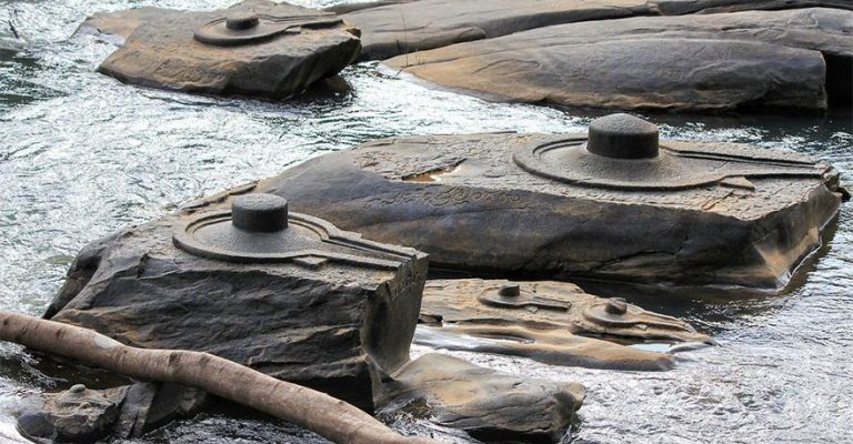 Indická řeka odryla velké množství prastarých lingamů 1