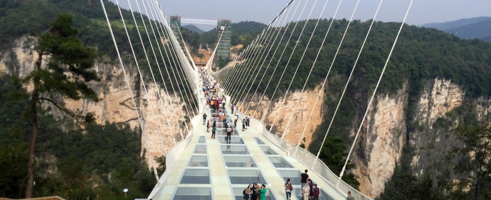 Nejdelší a nejvyšší skleněný most na světě v Číně 1