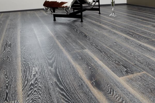 Různé techniky barvení dřevěných podlah 1