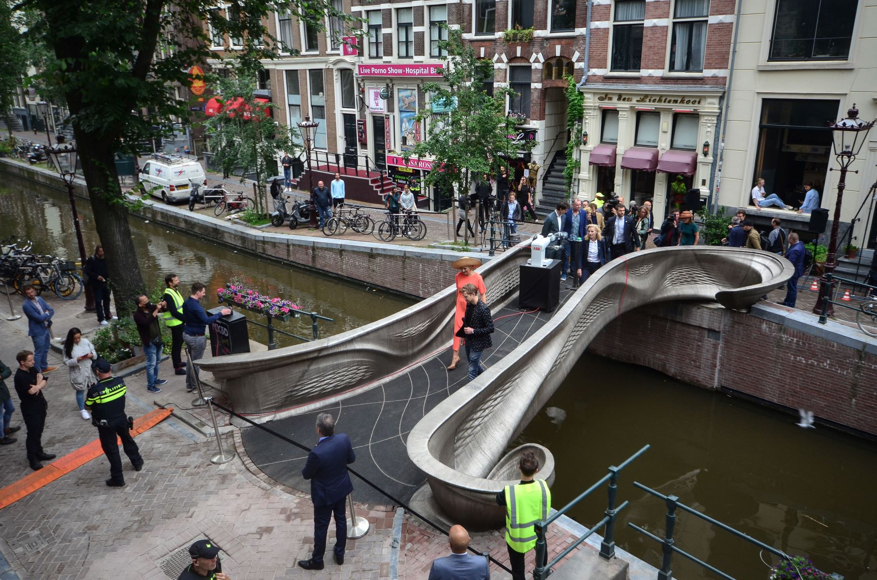 První 3D vytištěný most z nerezové oceli se klene nad nizozemským kanálem 2