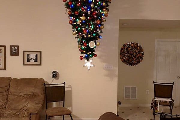 Jak zavěsit vánoční stromek ze stropu 1