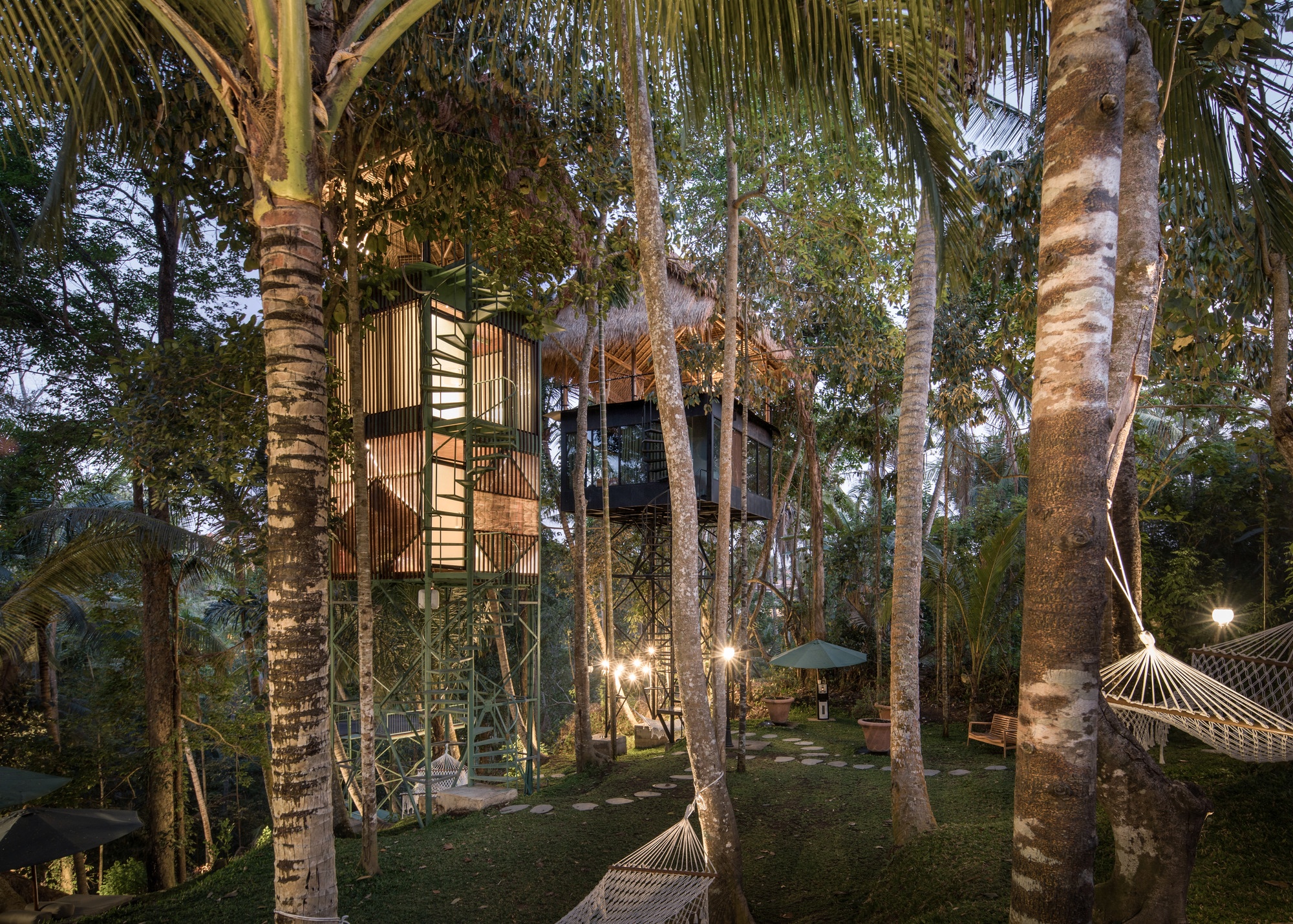 Architekti na Bali použili experimentální design pro ubytování v korunách stromů 1